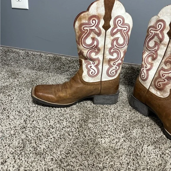 Ariat Tan and Cream Western Boots - Picture 2 of 4